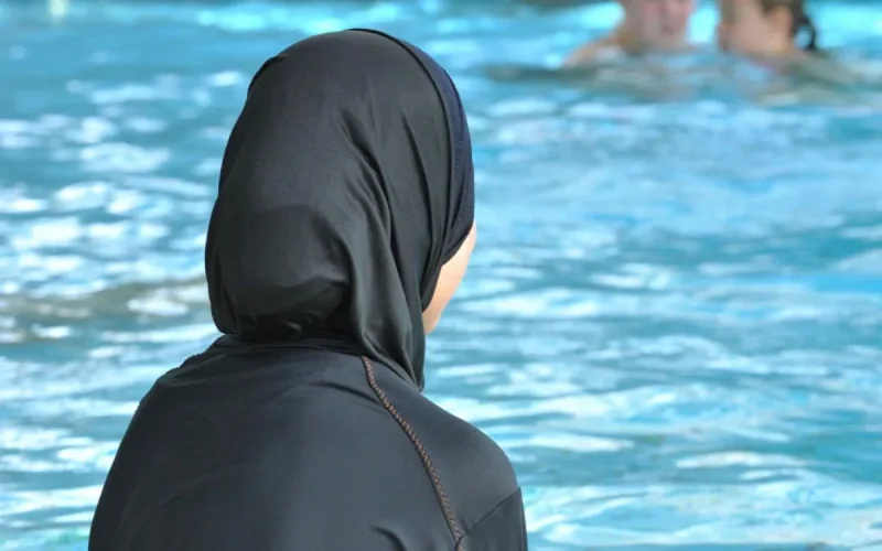 Maroc : des filles en burkini interdites de piscine