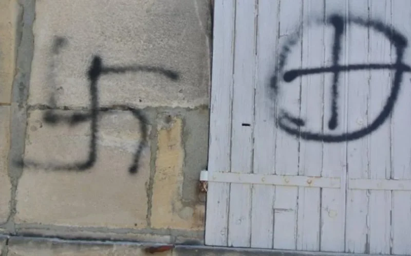 « Bougnoules dégagez » sur la mosquée de Cognac