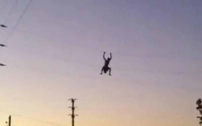 Un Marocain fait l'acrobate sur des câbles électriques haute-tension !