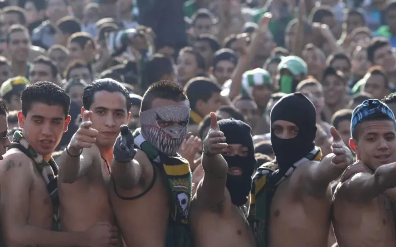 Un train pris pour cible par des hooligans