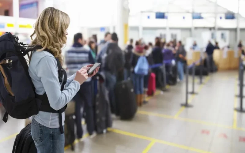 Ebola : le Maroc distribue gratuitement plus de 800 portables aux voyageurs