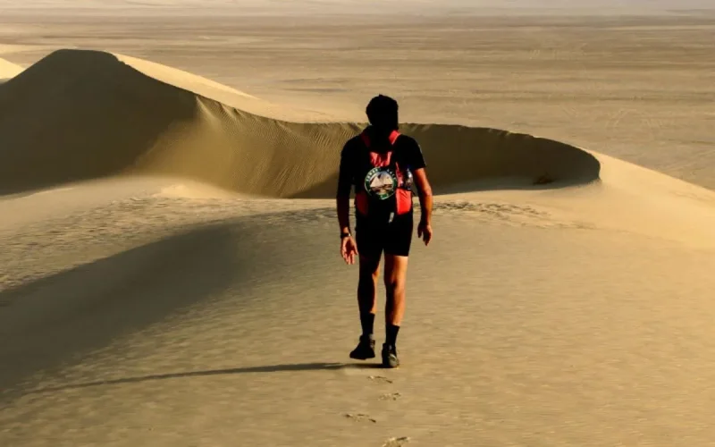 Pour survivre dans le Sahara il boit son urine et mange du serpent