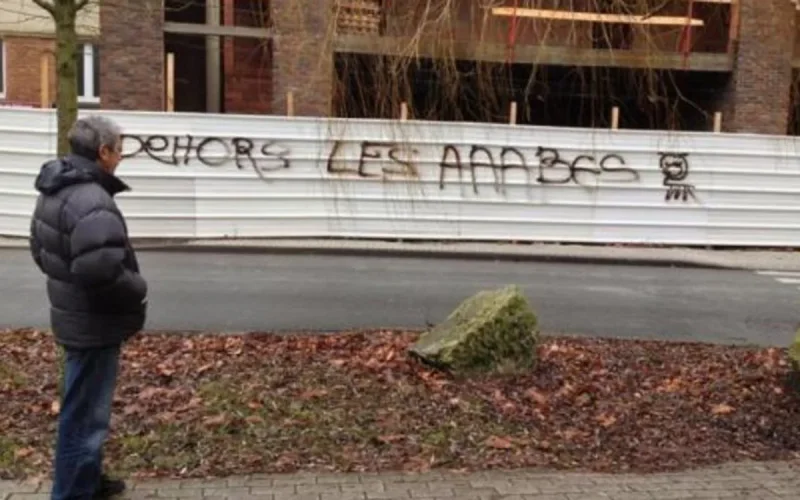 « Dehors les Arabes » sur les murs de la mosquée de Béthune