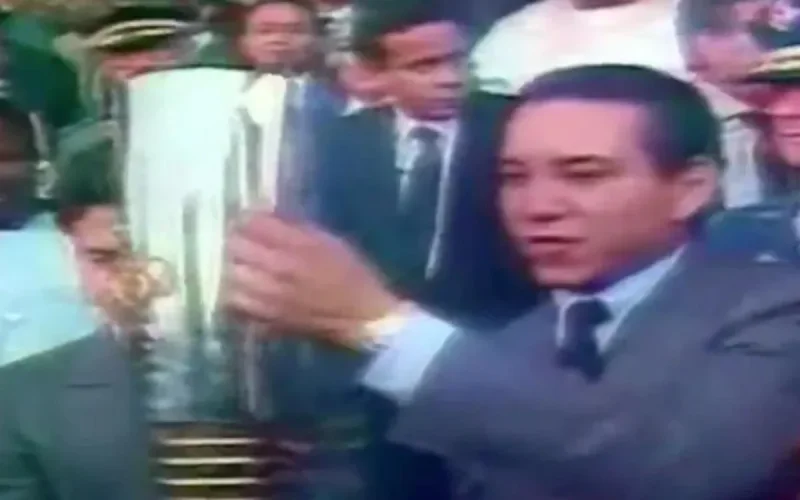 Le Roi Mohammed VI remettant la Coupe d'Afrique 1988 au Cameroun