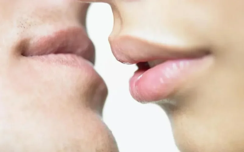 Un adolescent marocain arrêté pour un baiser sur Facebook