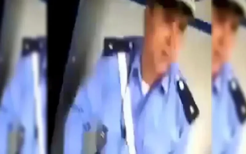 Vidéo : flagrant délit de corruption de deux douaniers à Agadir