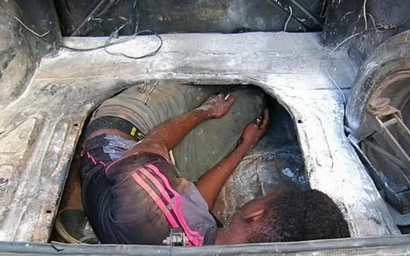 Un Subsaharien découvert dans le double-fond du véhicule d'un Marocain à Melilla