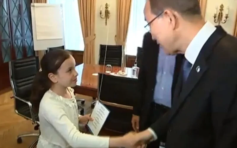 Une fillette marocaine rencontre Ban ki-moon et lui parle de paix