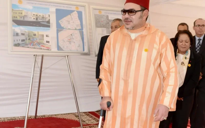 Le roi Mohammed VI en béquille fait le buzz (photo)