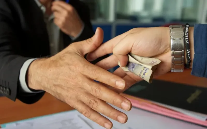 Corruption : Un entrepreneur MRE piège un élu à Meknès