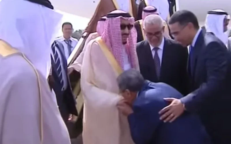 Le baisemain du roi d'Arabie Saoudite par un Marocain fait polémique au Maroc