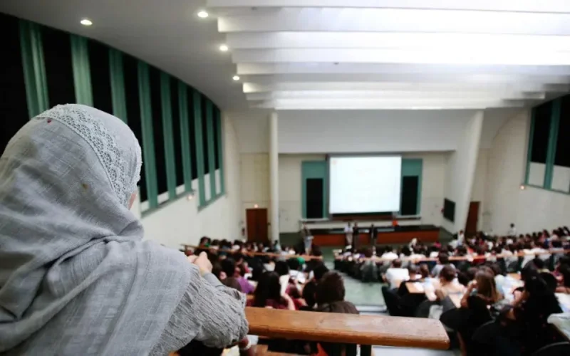 France : une prof de droit refuse de faire cours devant des filles voilées