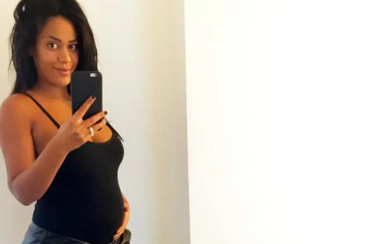 Amel Bent annonce qu'elle est enceinte sur Twitter (photo)