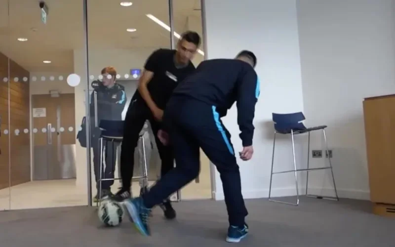 Soufiane Touzani donne une leçon de football aux jeunes de Manchester City (vidéo)