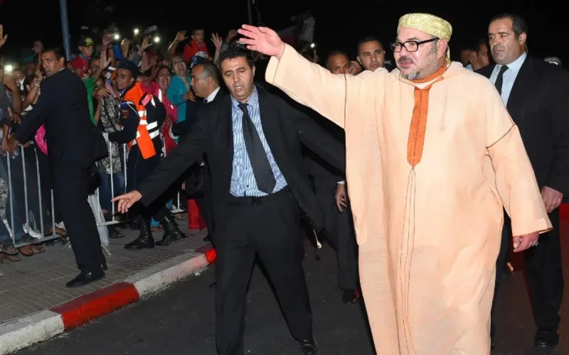 Mohammed VI dans les rues de Laâyoune sans protocole (vidéo)