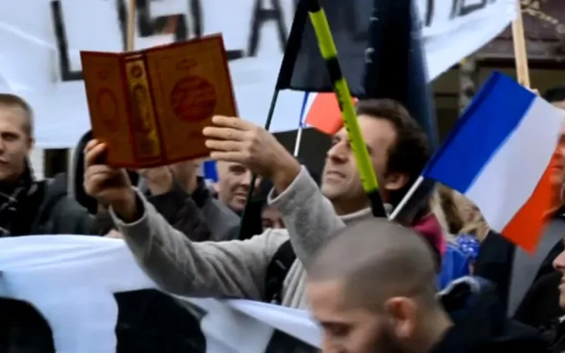 Les islamophobes de "Pegida" brûlent un coran à Calais