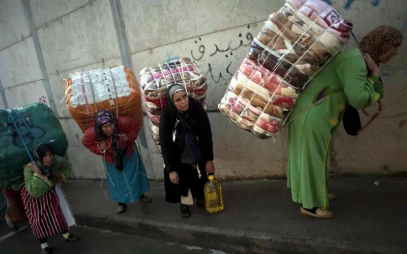 Face à l'afflux de contrebandiers, le Maroc va limiter les passages à Sebta