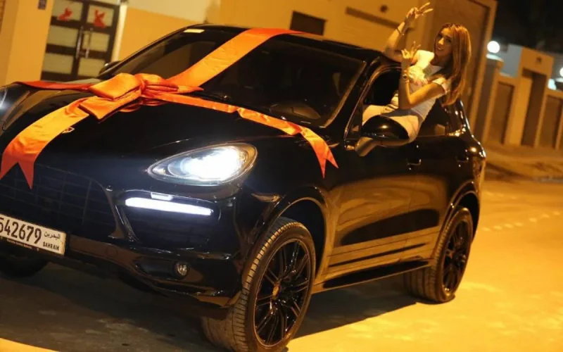 Dounia Batma reçoit son nouveau joujou