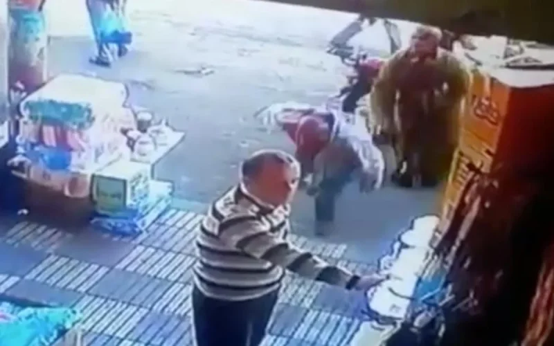 Il lui touche les fesses, elle le met KO (vidéo)