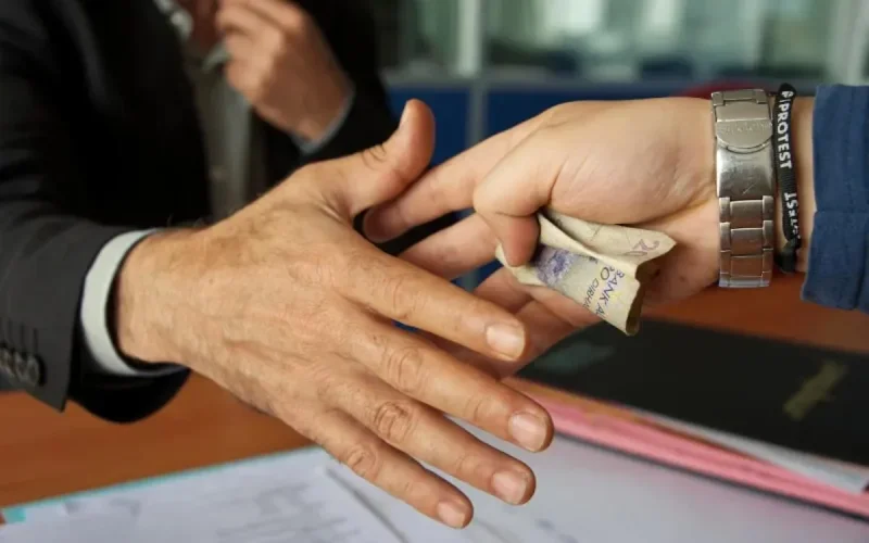 Un fonctionnaire de police arrêté en flagrant délit de corruption à Fès