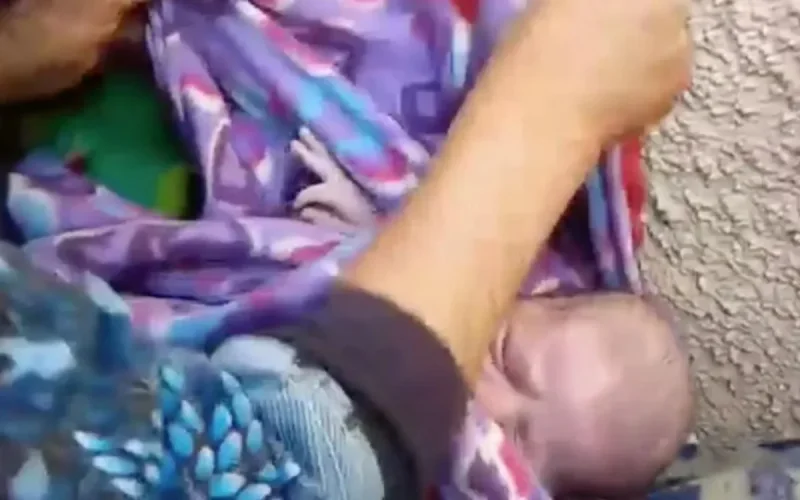 Expulsée de l'hôpital, elle accouche dans la rue (vidéo)