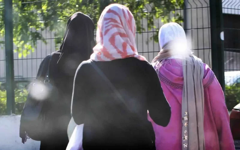France : des mamans voilées interdites d'entrée dans un lycée pour ne pas « salir » une photo de groupe