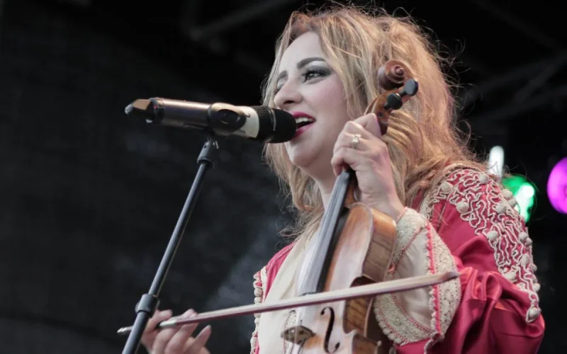 Zina Daoudia dévoile son nouveau clip "100tiha" (vidéo)