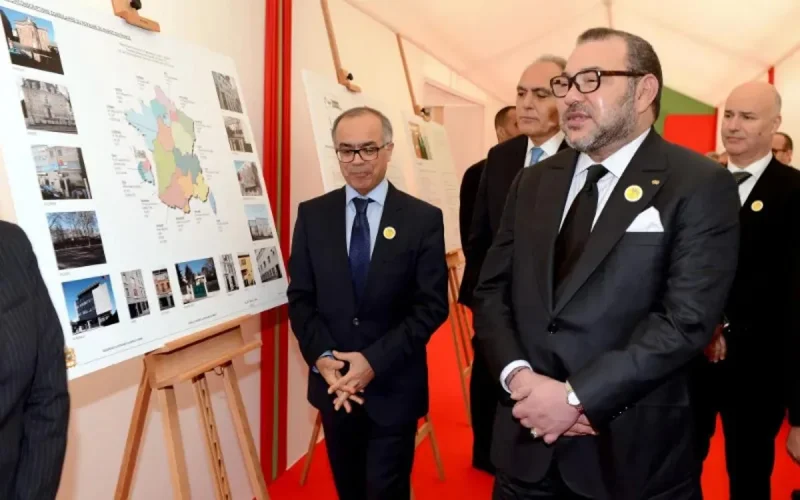 Le roi Mohammed VI inspecte le consulat du Maroc à Orly