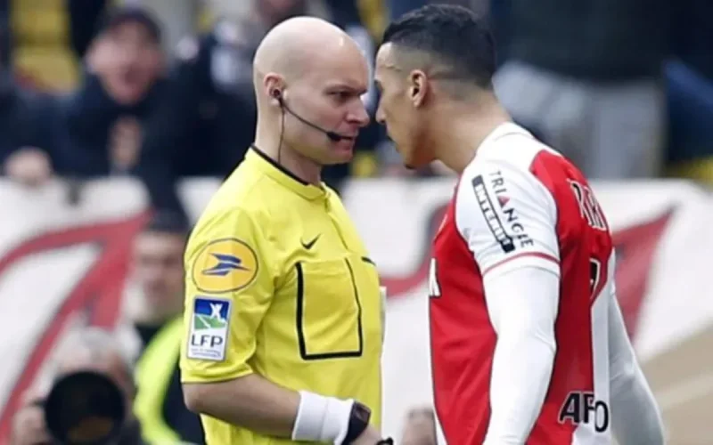 Huit matchs de suspension pour Nabil Dirar pour son coup de tête à un arbitre