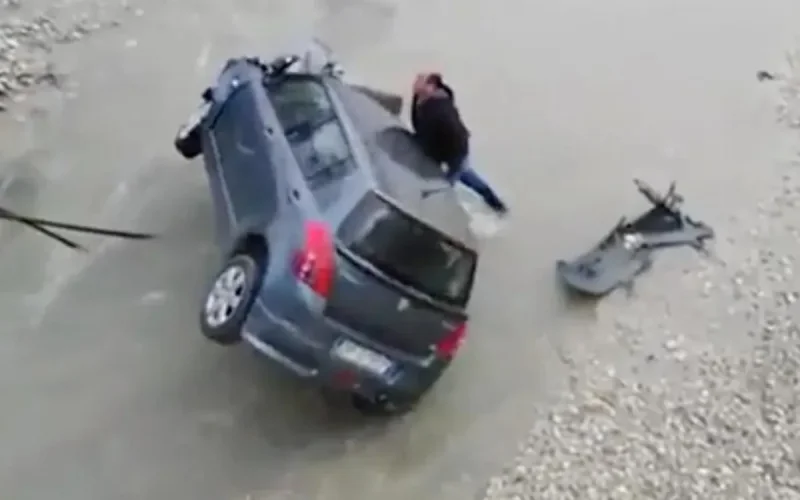 Un Marocain sauve héroïquement un homme tombé dans une rivière avec sa voiture (vidéo)