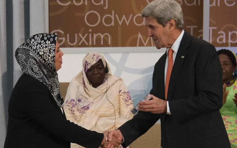 Latifa Ibn Ziaten reçoit un prix de la part de John Kerry