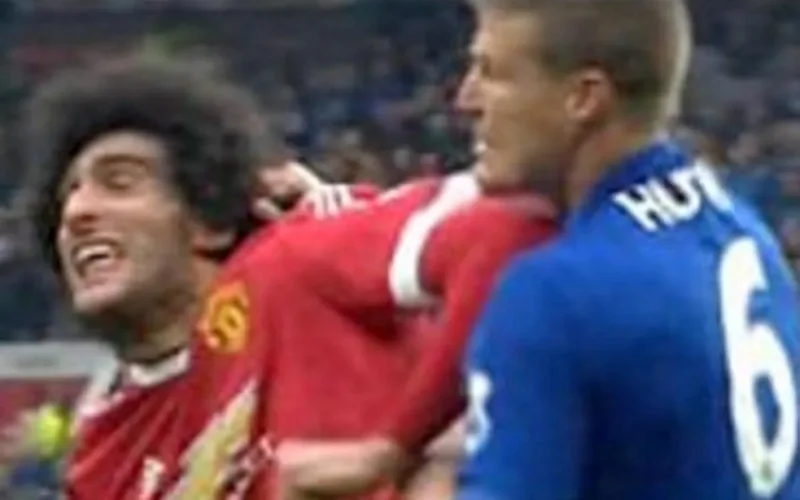 Un coup de coude qui pourrait valoir trois matchs de suspension à Marouane Fellaini (vidéo)