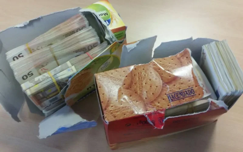 Trois Marocains arrêtés avec plus de 174.000 euros dans des paquets de biscuits