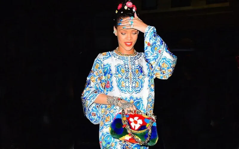 Rihanna en caftan marocain dans les rues de New York (photos)