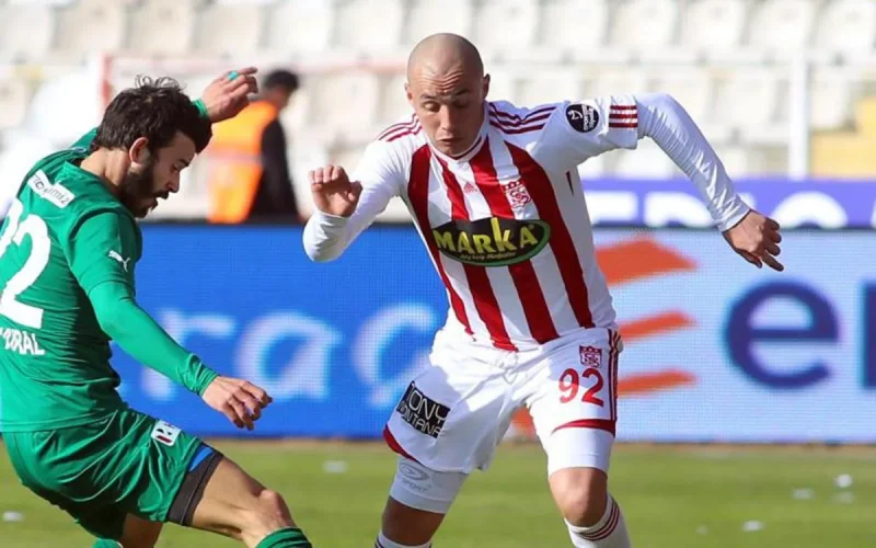 Aatif Chahechouhe signe au Fenerbahçe