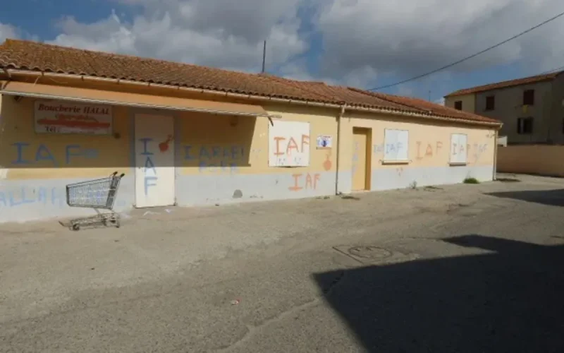 « I Arabi Fora » (les arabes dehors) sur les murs d'une salle de prière en Corse