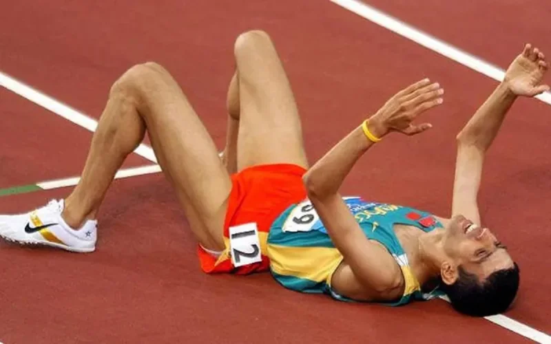En 2004, Hicham El Guerrouj devient double champion olympique (vidéo)