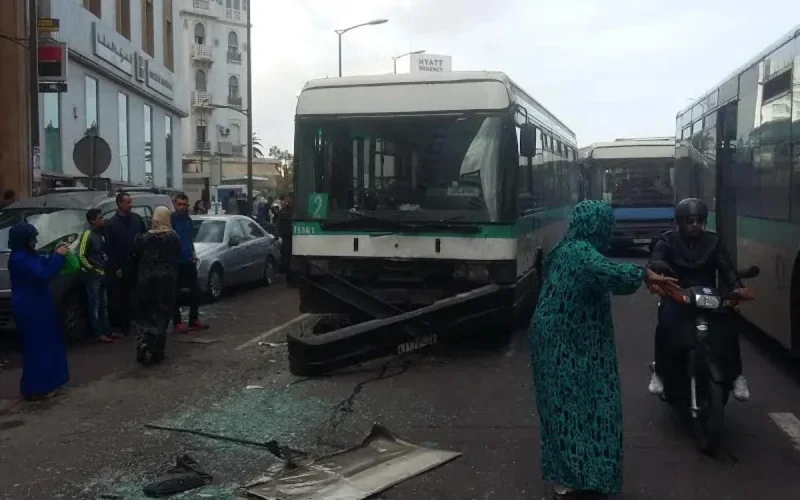 Photos : un bus fou provoque un carambolage à Casablanca
