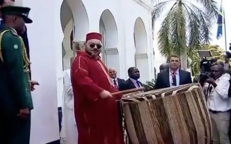Vidéo : Mohammed VI joue de la percussion en Tanzanie