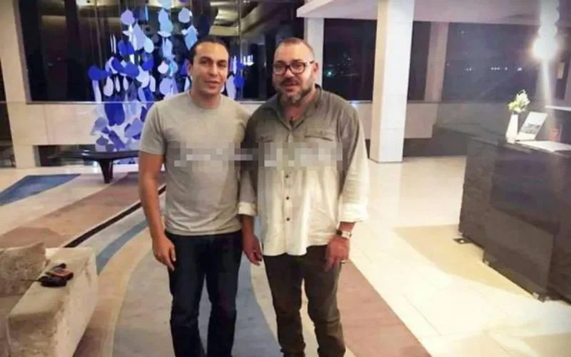 Le roi Mohammed VI prend des selfies avec des Marocains du Sénégal (photos)