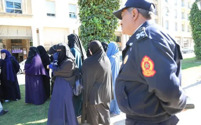 Des femmes en burqa et niqab manifestent devant le parlement (vidéo)