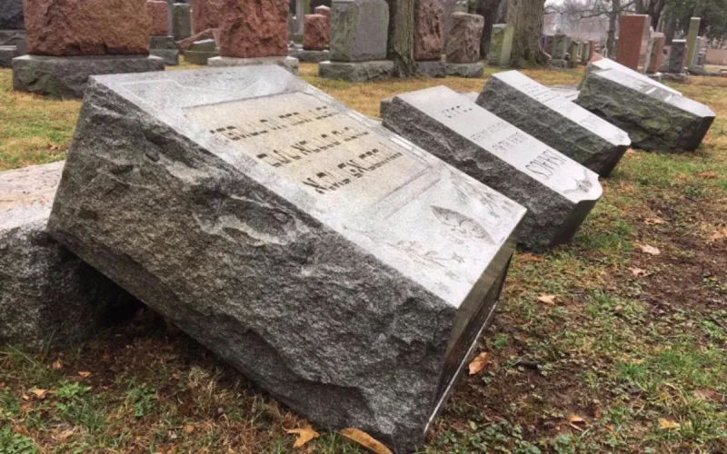 Etats-Unis : des musulmans font une collecte pour réparer les tombes d'un cimetière juif profanées