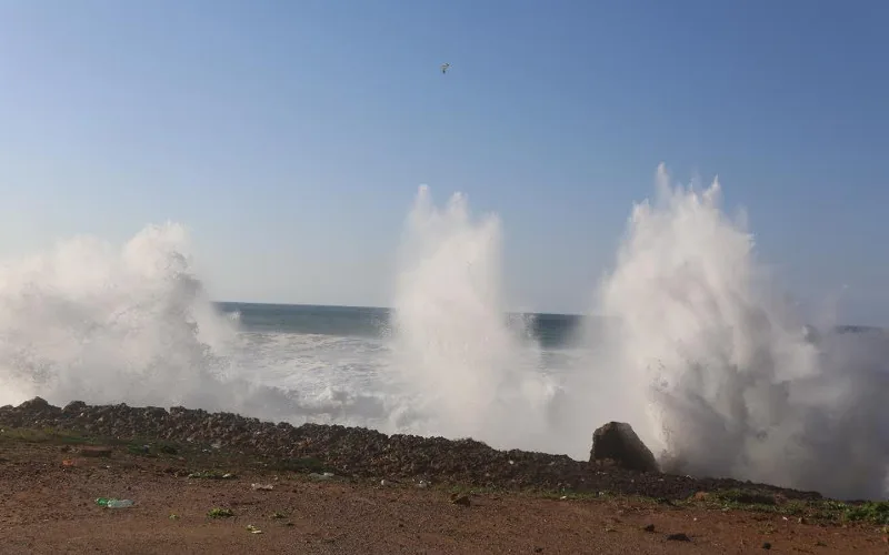 Une vague géante surprend six personnes à Al Harhoura, une femme est décédée