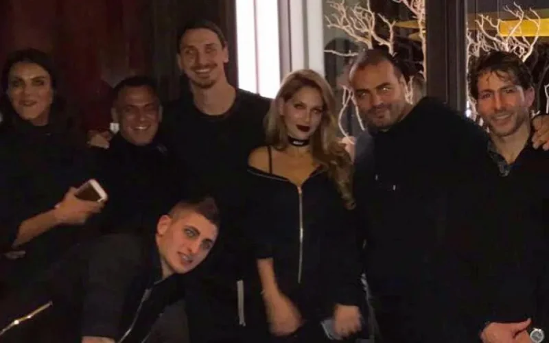 Photo : Lalla Soukaina avec les joueurs du PSG (photo)