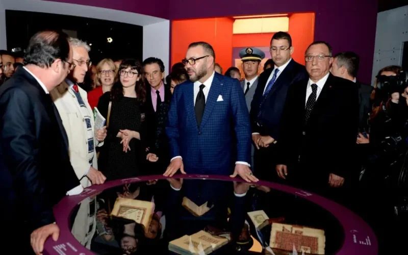Le roi Mohammed VI et François Hollande visitent une exposition sur l'Islam (vidéo)