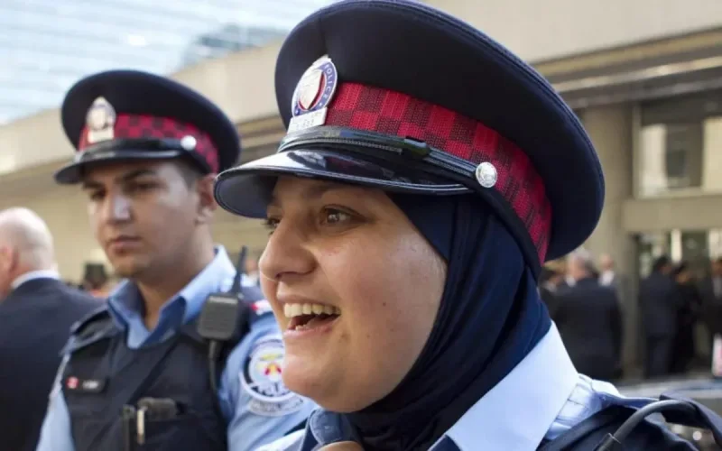 La police d'Amsterdam veut autoriser le port du voile dans ses rangs