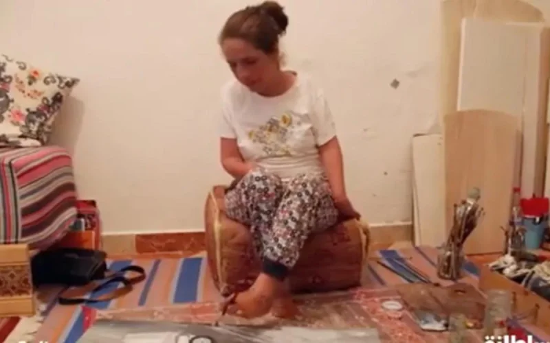  Karima, handicapée des bras, peint avec ses pieds (vidéo)
