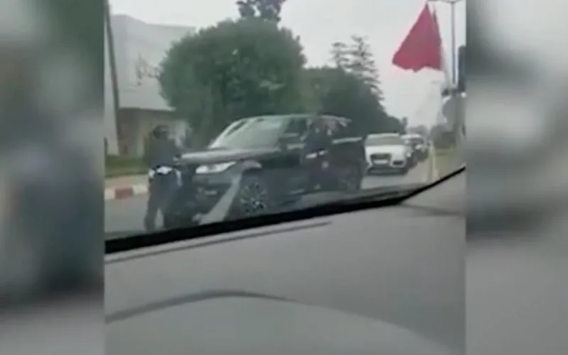 Arrêtée, une conductrice tente d'écraser une femme policier (vidéo)