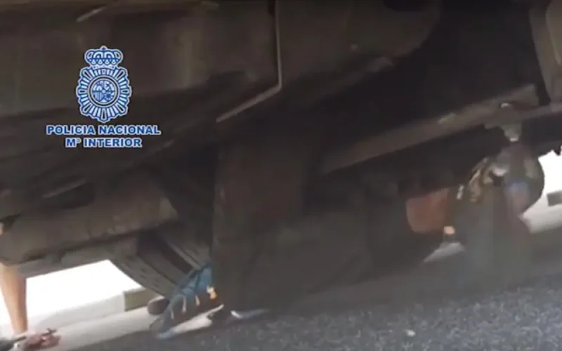 Un mineur marocain retrouvé en dessous d'un camion en Espagne (vidéo)