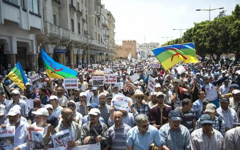 Des centaines de manifestants défilent à Casablanca en soutien au Hirak